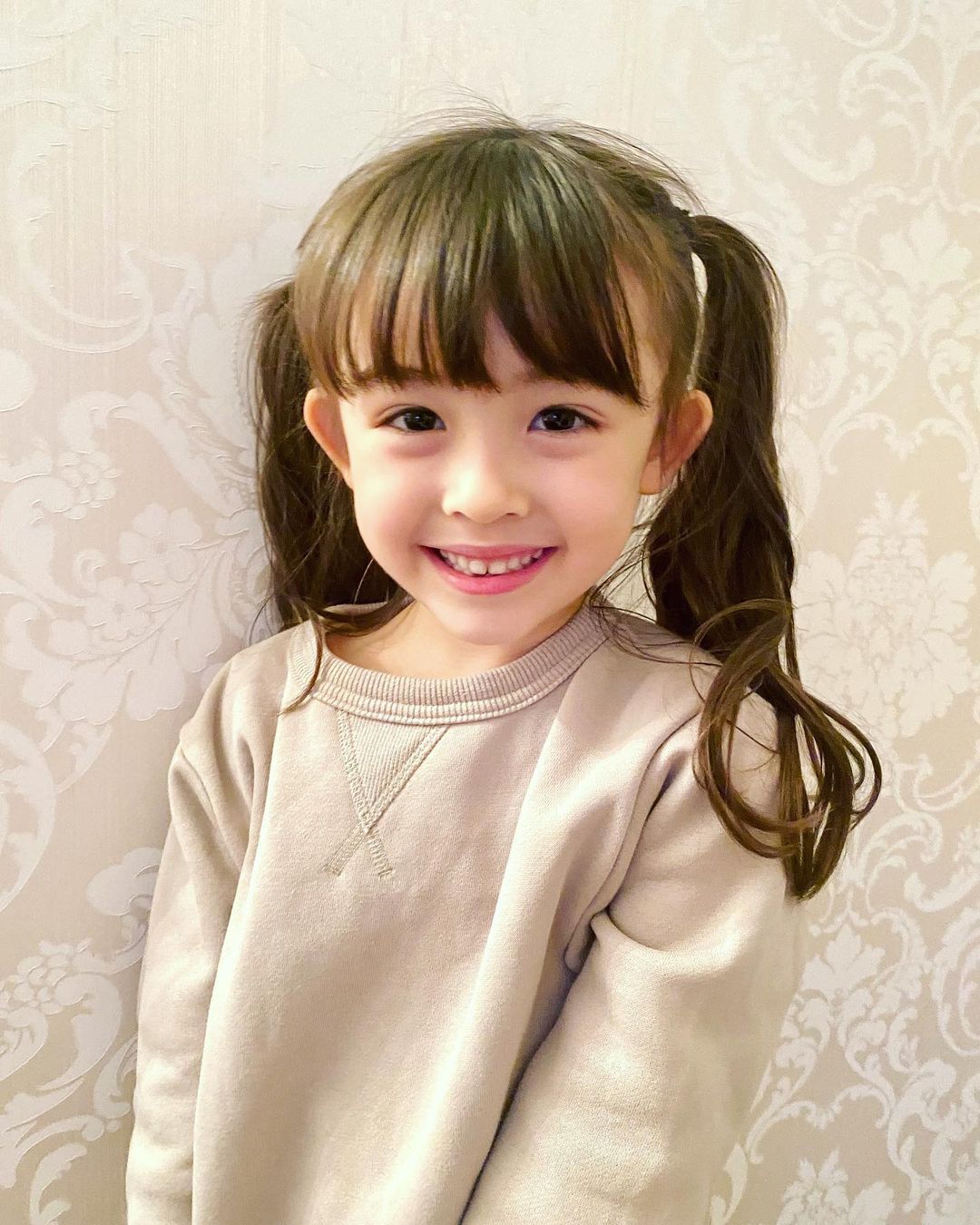 【Cosplay欣赏】6岁混血萝莉 甜味弥漫 一只幼桃还原《鬼灭之刃》坠姬，魅惑造型引日本网友不满！